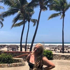 Meet your Posher, Caitlin